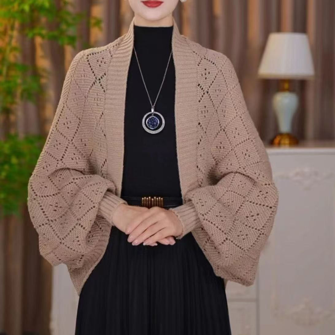 Modny szal dzianinowy z dziurami
