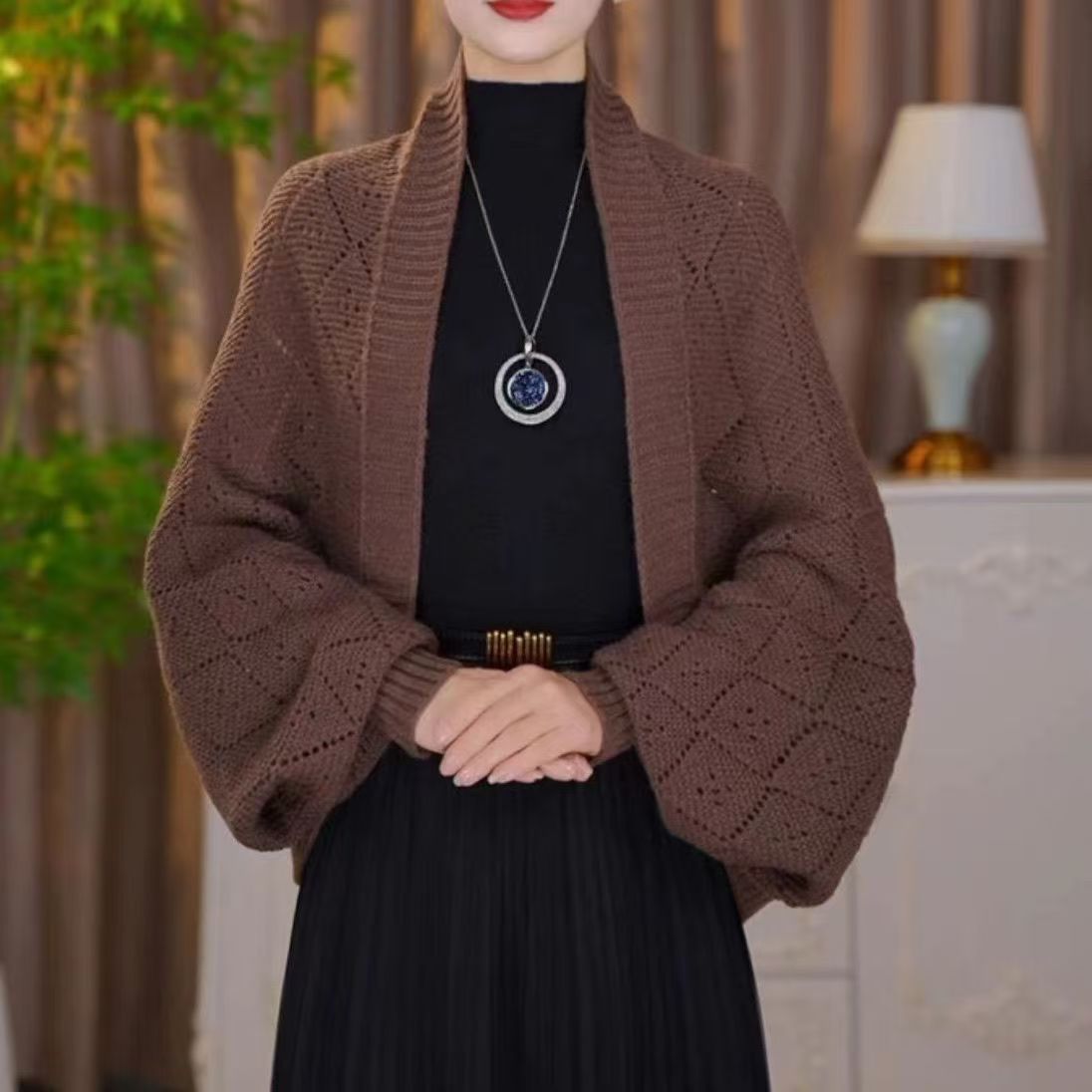 Modny szal dzianinowy z dziurami