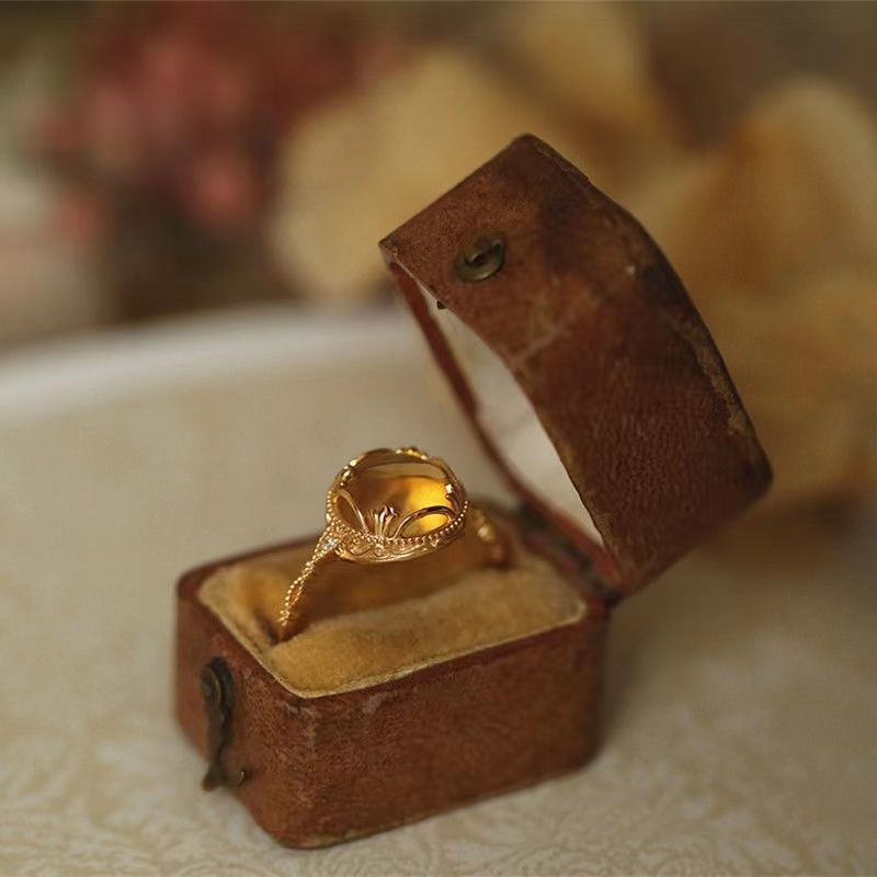 💍Pierścionek damski z koronkowym wzorem i naturalnym żółtym kryształem kaboszonowym
