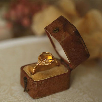 💍Pierścionek damski z koronkowym wzorem i naturalnym żółtym kryształem kaboszonowym
