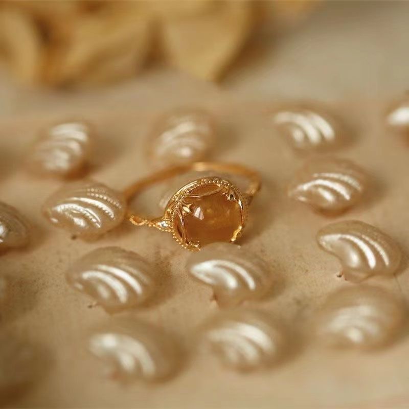 💍Pierścionek damski z koronkowym wzorem i naturalnym żółtym kryształem kaboszonowym