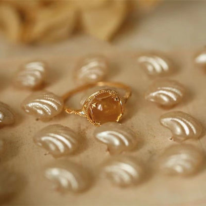 💍Pierścionek damski z koronkowym wzorem i naturalnym żółtym kryształem kaboszonowym