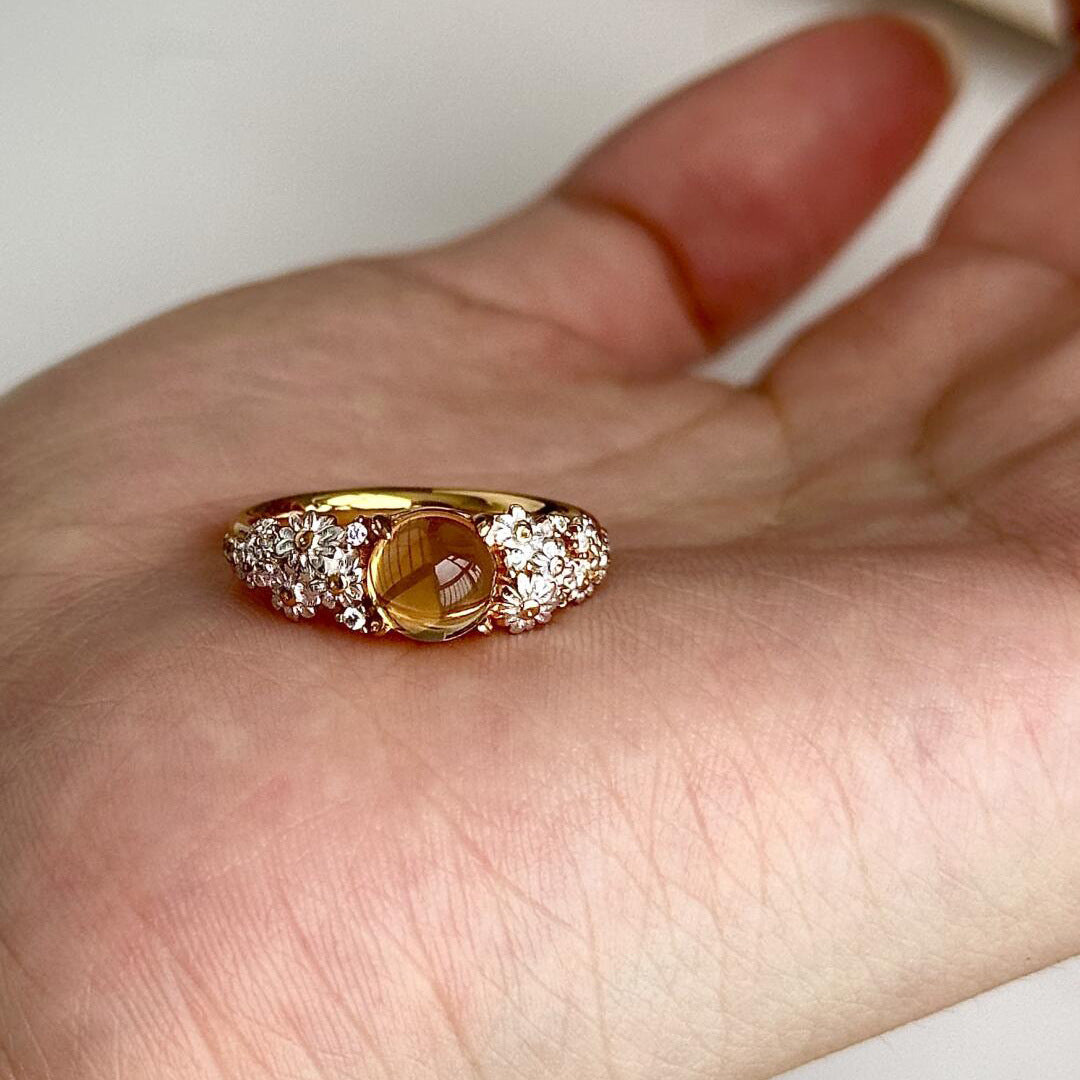 💍Pierścionek damski z koronkowym wzorem i naturalnym żółtym kryształem kaboszonowym