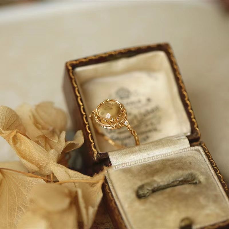 💍Pierścionek damski z koronkowym wzorem i naturalnym żółtym kryształem kaboszonowym