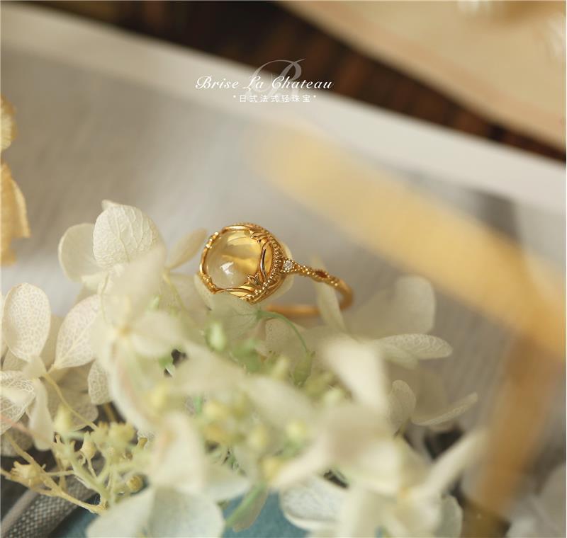 💍Pierścionek damski z koronkowym wzorem i naturalnym żółtym kryształem kaboszonowym
