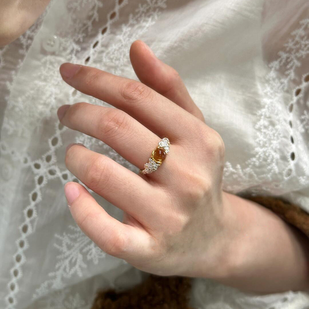 💍Pierścionek damski z koronkowym wzorem i naturalnym żółtym kryształem kaboszonowym