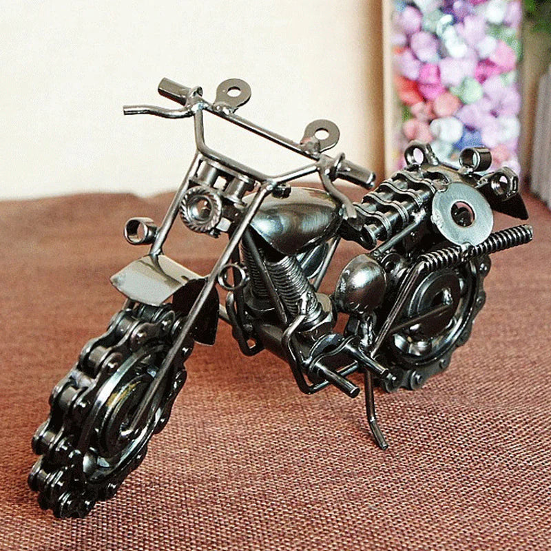 Ręcznie robiony model motocykla z żelaza